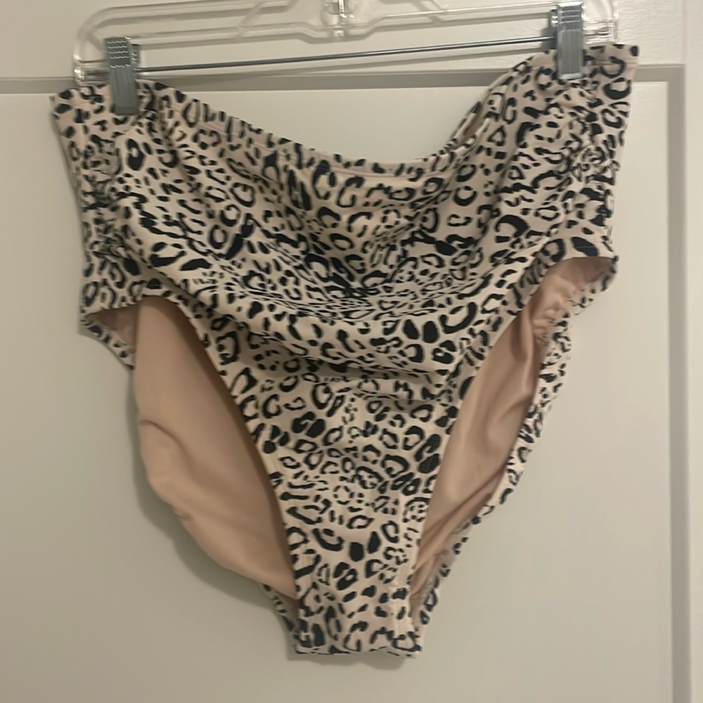 Kona Sol ruched bikini bottoms. Cream Leopard print. High waist.